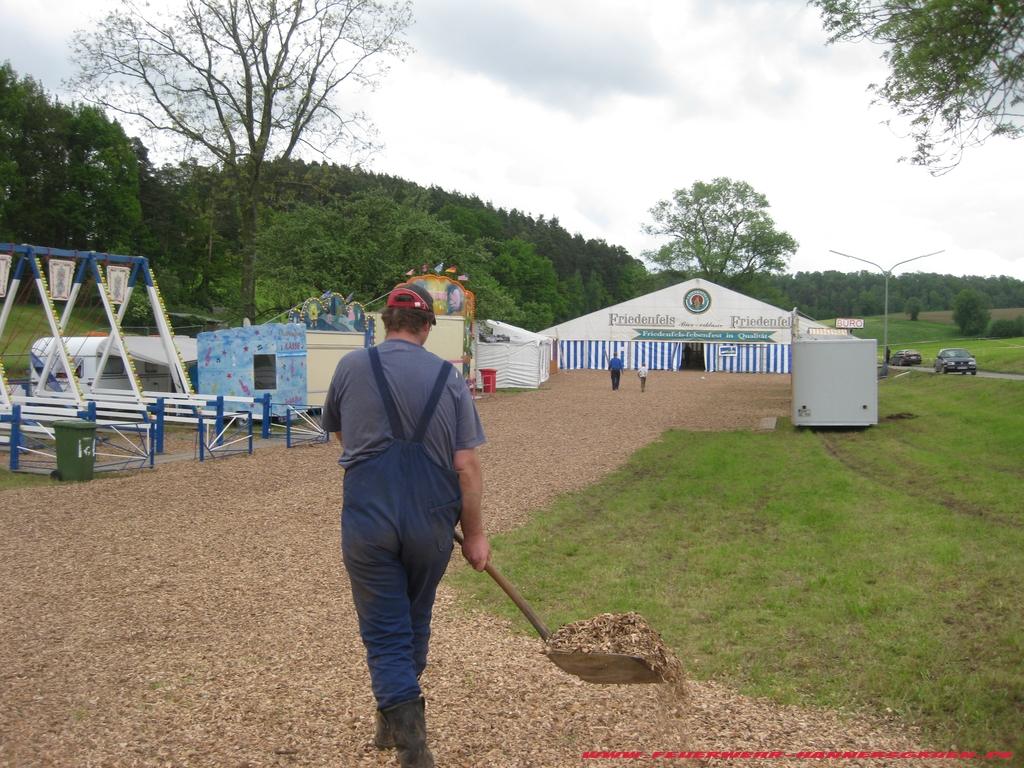 Festzelt Einrichten 28.05.2010 002