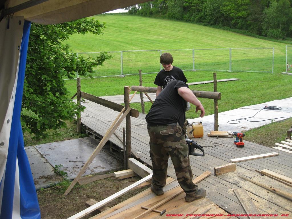 Festzelt Einrichten 27.05.2010 034