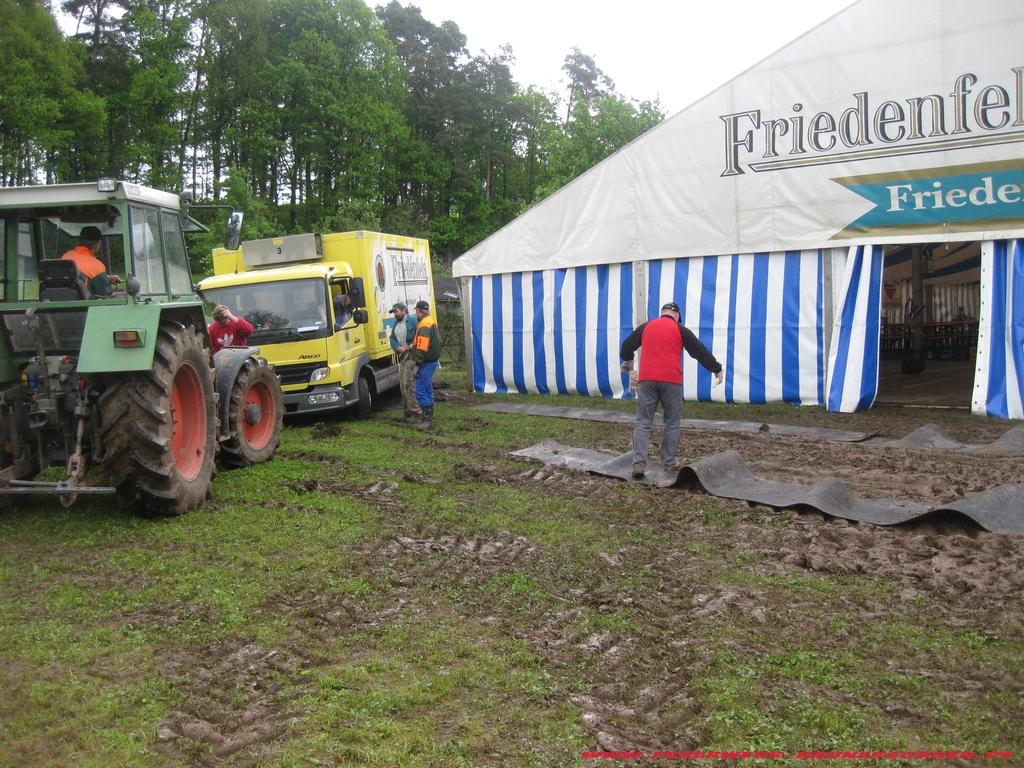 Festzelt Einrichten 27.05.2010 000