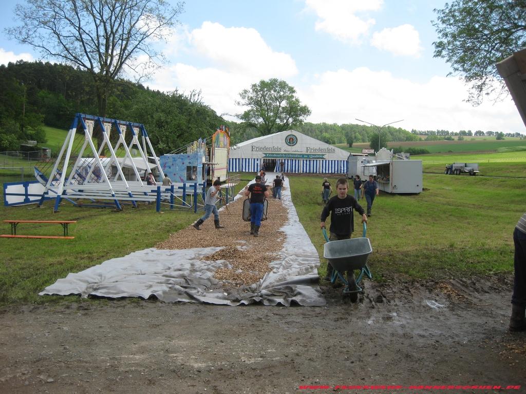 Festzelt Einrichten 27.05.2010 015