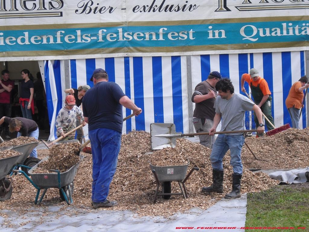 Festzelt Einrichten 27.05.2010 025