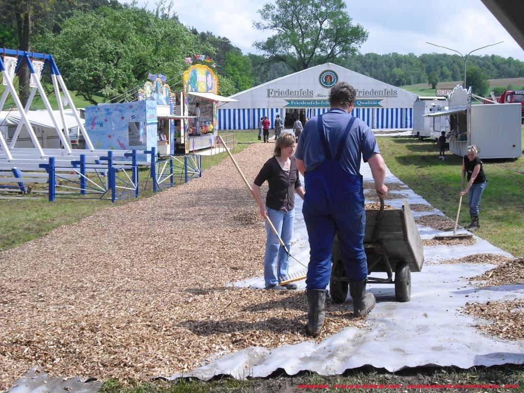 Festzelt Einrichten 27.05.2010 020