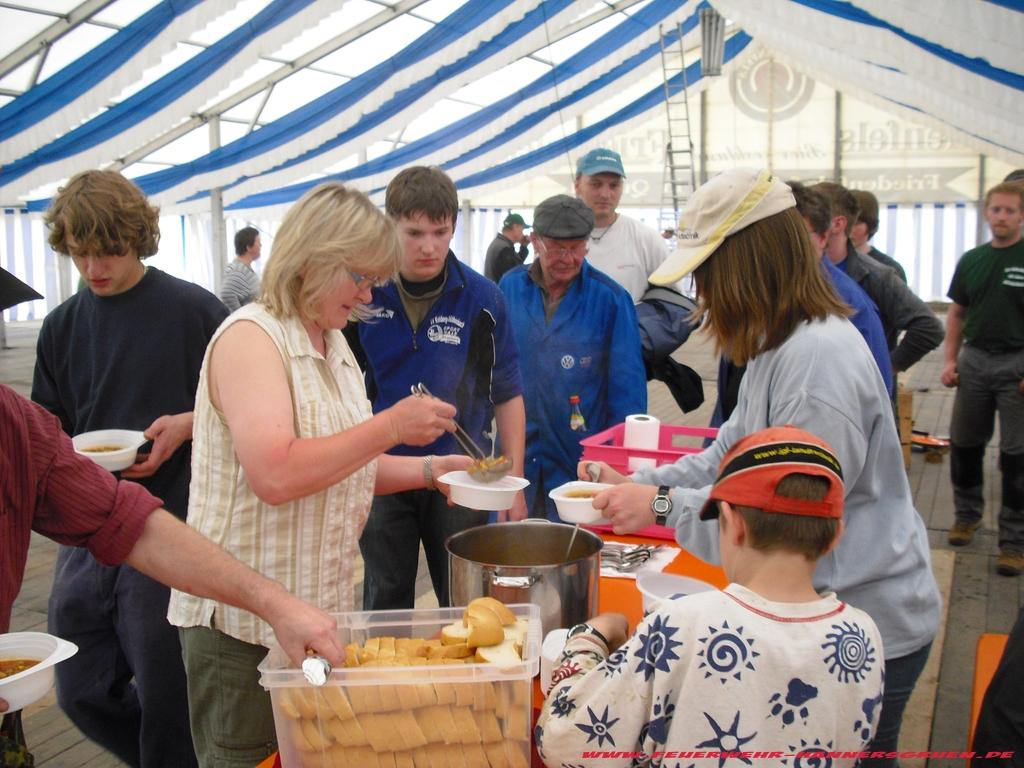 Zeltaufbau 26.05.2010 053