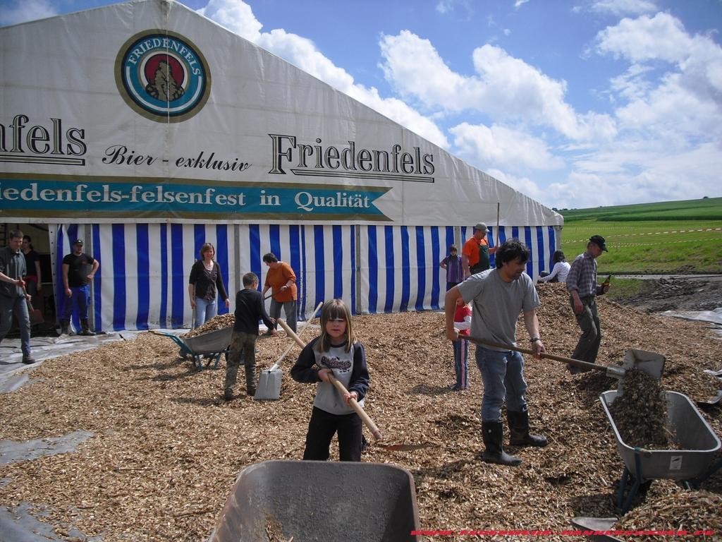 Festzelt Einrichten 27.05.2010 029